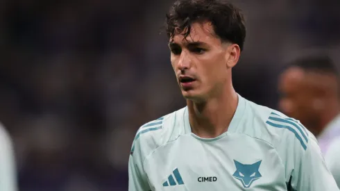 MG – BELO HORIZONTE – 01/05/2025 – COPA DO BRASIL 2025, CRUZEIRO X VILA NOVA-GO – Dinenno jogador do Cruzeiro durante aquecimento antes da partida contra o Vila Nova-GO no estadio Mineirao pelo campeonato Copa Do Brasil 2025. Foto: Gilson Lobo/AGIF