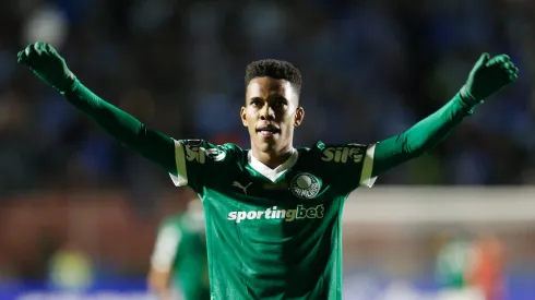 MIRAFLORES, BOLIVIA – APRIL 24: Estêvão Willian of Palmeiras celebrates after scoring the team's second goal during the Copa CONMEBOL Libertadores 2025 Group G match between Bolivar and Palmeiras at Estadio Hernando Siles on April 24, 2025 in Miraflores, Bolivia. (Photo by Gaston Brito Miserocchi/Getty Images)