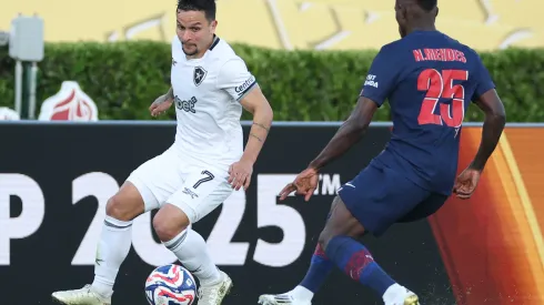 Artur é um dos jogadores que estão 'baleados' no Fogão após batalha contra PSG