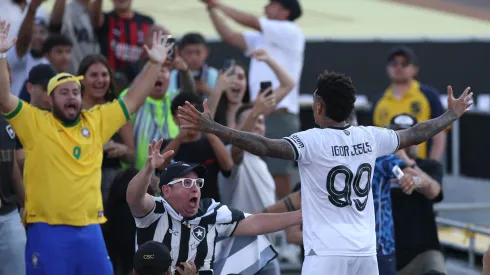 Torcida do Botafogo comemorando gol de Igor Jesus (Photo by Stu Forster/Getty Images)
