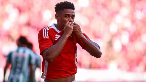 Victor Gabriel comemorando pelo Internacional – Foto: Maxi Franzoi/AGIF