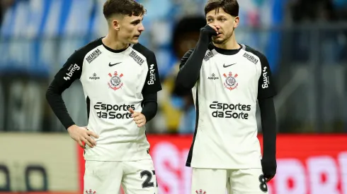 PORTO ALEGRE, BRAZIL – JUNE 12: Breno Bidon and Rodrigo Garro of Corinthians speak during the match between Gremio and Corinthians as part of Brasileirao 2025 at Arena do Gremio on June 12, 2025 in Porto Alegre, Brazil. (Photo by Pedro H. Tesch/Getty Images)
