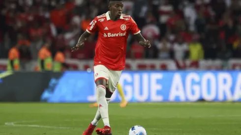 Vitão é punido pelo STJD e fica fora de duas partidas do Internacional (Photo by Fernando Alves/Getty Images)