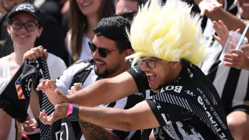Torcida botafoguense comemorando no estádio (Photo by Stu Forster/Getty Images)