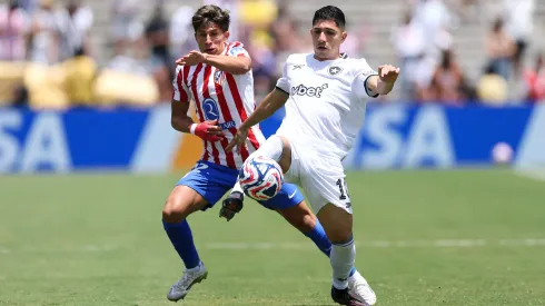 PASADENA, CALIFORNIA – JUNE 23: Jefferson Savarino #10 of Botafogo controls the ball as Giuliano Simeone #22 of Atletico De Madrid pressures during the FIFA Club World Cup 2025 group B match between Club Atletico de Madrid and Botafogo FR at Rose Bowl Stadium on June 23, 2025 in Pasadena, California. (Photo by Stu Forster/Getty Images)