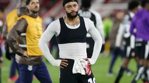BUENOS AIRES, ARGENTINA – MAY 27: Memphis Depay of Corinthians reacts after losing a Copa CONMEBOL Sudamericana match between Huracán and Corinthians at Tomas Adolfo Duco Stadium on May 27, 2025 in Buenos Aires, Argentina. (Photo by Daniel Jayo/Getty Images)