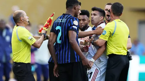 Acuña tentou agredir Dumfries após o apito final Buda Mendes/Getty Images)