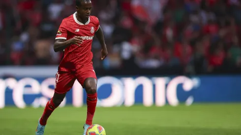 TOLUCA, MEXICO – MARCH 29: Helinho of Toluca controls the ball during the 13th round match between Toluca and Pachuca as part of the Torneo Clausura 2025 Liga MX at Nemesio Diez Stadium on March 29, 2025 in Toluca, Mexico. (Photo by Ramon Romero/Getty Images)