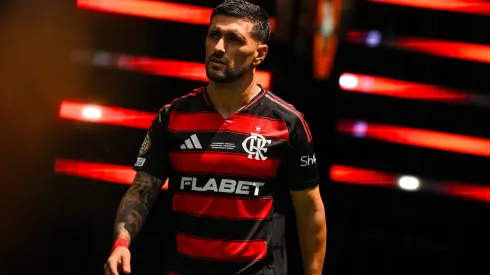 PHILADELPHIA, PENNSYLVANIA – JUNE 20: Giorgian de Arrascaeta of CR Flamengo walks onto the pitch prior to the FIFA Club World Cup 2025 group D match between CR Flamengo and Chelsea FC at Lincoln Financial Field on June 20, 2025 in Philadelphia, Pennsylvania. (Photo by David Ramos/Getty Images)