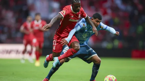 TOLUCA, MEXICO – MARCH 29: Helinho of Toluca battles for possession with Bryan Gonzalez during the 13th round match between Toluca and Pachuca as part of the Torneo Clausura 2025 Liga MX at Nemesio Diez Stadium on March 29, 2025 in Toluca, Mexico. (Photo by Ramon Romero/Getty Images)
