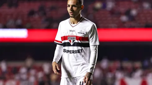 SP – SAO PAULO – 02/05/2025 – BRASILEIRO A 2025, SAO PAULO X FORTALEZA – Matheus Alves jogador do Sao Paulo durante partida contra o Fortaleza no estadio Morumbi pelo campeonato Brasileiro A 2025. Foto: Fabio Giannelli/AGIF
