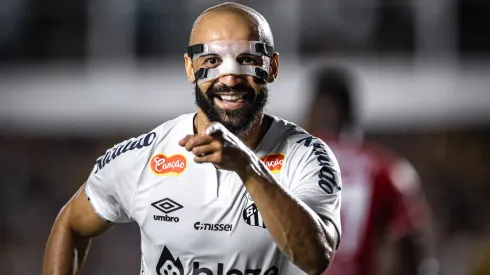 SP – SANTOS – 19/02/2025 – PAULISTA 2025, SANTOS X NOROESTE – Thaciano jogador do Santos comemora seu gol durante partida contra o Noroeste no estadio Vila Belmiro pelo campeonato Paulista 2025. Foto: Abner Dourado/AGIF