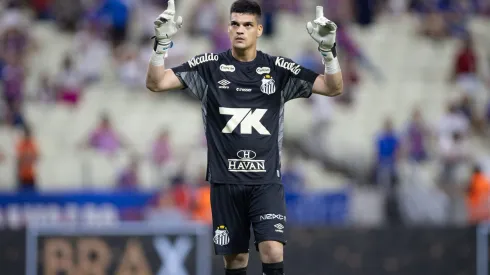 CE – FORTALEZA – 12/06/2025 – BRASILEIRO A 2025, FORTALEZA X SANTOS – Gabriel brazao goleiro do Santos comemora durante partida contra o Fortaleza no estadio Arena Castelao pelo campeonato Brasileiro A 2025. Foto: Baggio Rodrigues/AGIF