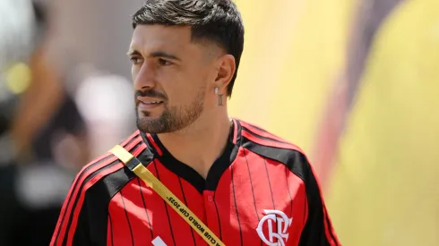 PHILADELPHIA, PENNSYLVANIA – JUNE 20: Giorgian de Arrascaeta #10 of CR Flamengo arrives at the stadium prior to the FIFA Club World Cup 2025 group D match between CR Flamengo and Chelsea FC at Lincoln Financial Field on June 20, 2025 in Philadelphia, Pennsylvania. (Photo by David Ramos/Getty Images)