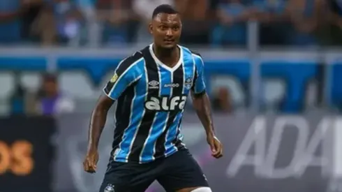 Luan Cândido com a bola em jogo do Grêmio. (Foto: Lucas Uebel/Grêmio FBPA)