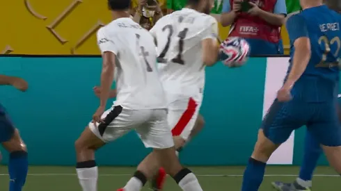 Gol do Manchester City teve polêmica com toque no braço de Aït-Nouri – Foto: Reprodução/DAZN