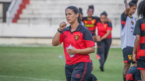 Regiane Santos foi desligada do comando do elenco feminino do Sport – Foto: Tiago Pavão/ Sport Recife
