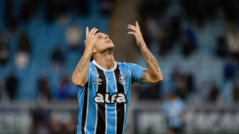 RS – PORTO ALEGRE – 12/06/2025 – BRASILEIRO A 2025, GREMIO X CORINTHIANS – Cristian Pavon jogador do Gremio lamenta durante partida contra o Corinthians no estadio Arena do Gremio pelo campeonato Brasileiro A 2025. Foto: Cristiano Junior/AGIF