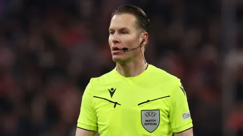 Danny Makkelie em ação nas quatro linhas. Foto: Alexander Hassenstein/Getty Images.