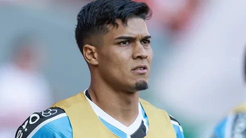 Arezo, jogador do Grêmio, durante partida contra o Internacional no estadio Beira-Rio pelo campeonato Brasileiro A 2024. Foto: Liamara Polli/AGIF
