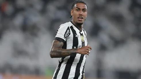 RJ – RIO DE JANEIRO – 30/04/2025 – COPA DO BRASIL 2025, BOTAFOGO X CAPITAL – Rwan Cruz jogador do Botafogo durante partida contra o Capital no estadio Engenhao pelo campeonato Copa Do Brasil 2025. Foto: Thiago Ribeiro/AGIF