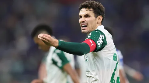 MG – BELO HORIZONTE – 01/06/2025 – BRASILEIRO A 2025, CRUZEIRO X PALMEIRAS – Raphael Veiga jogador do Palmeiras lamenta durante partida contra o Cruzeiro no estadio Mineirao pelo campeonato Brasileiro A 2025. Foto: Gilson Lobo/AGIF