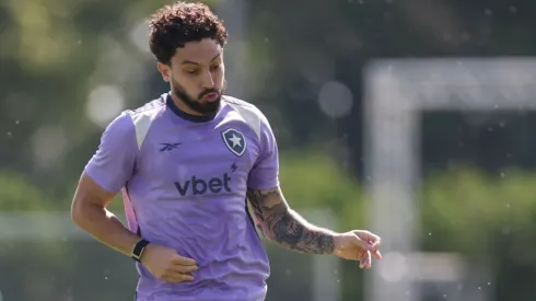 Alex Telles é um dos pilares defensivos do Botafogo – Foto: Vítor Silva/BFR