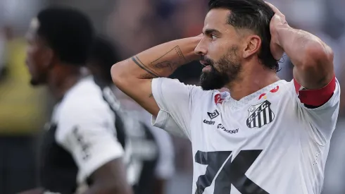SP – SAO PAULO – 18/05/2025 – BRASILEIRO A 2025, CORINTHIANS X SANTOS – Tomas Rincon jogador do Santos lamenta durante partida contra o Corinthians no estadio Arena Corinthians pelo campeonato Brasileiro A 2025. Foto: Ettore Chiereguini/AGIF
