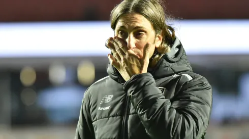 SP – SAO PAULO – 12/06/2025 – BRASILEIRO A 2025, SAO PAULO X VASCO -Luis Zubeldia tecnico do Sao Paulo deixa o campo apos partida contra o Vasco no estadio Morumbi pelo campeonato Brasileiro A 2025. Foto: Jota Erre/AGIF