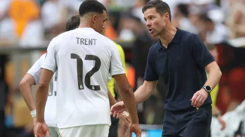 MIAMI GARDENS, FLORIDA – JULY 01: Xabi Alonso, Head Coach of Real Madrid C.F., speaks with Trent Alexander-Arnold #12 of Real Madrid C.F. during the FIFA Club World Cup 2025 round of 16 match between Real Madrid CF and Juventus FC at Hard Rock Stadium on July 01, 2025 in Miami Gardens, Florida. (Photo by Megan Briggs/Getty Images)