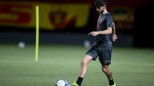 PE – RECIFE – 04/10/2024 – SPORT, TREINO NA ILHA DO RETIRO – Pedro Vilhena jogador do Sport durante treino na Ilha do Retiro em Recife (PE), nesta sexta-feira (4). A equipe se prepara para enfrentar o Ceara pelo campeonato brasileiro da Serie B 2024. Foto: Marlon Costa/AGIF