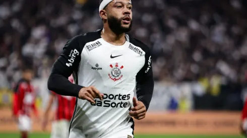 SP – SAO PAULO – 01/06/2025 – BRASILEIRO A 2025, CORINTHIANS X VITORIA – Memphis Depay jogador do Corinthians durante partida contra o Vitoria no estadio Arena Corinthians pelo campeonato Brasileiro A 2025.  Foto: Fabio Giannelli/AGIF
