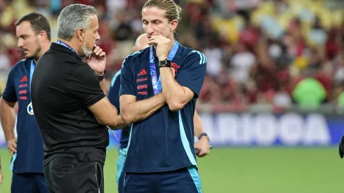 RJ – RIO DE JANEIRO – 22/02/2025 – CARIOCA 2025, FLAMENGO X MARICA -Filipe Luiz e Jose boto tecnico e dirigente do Flamengo comemoram titulo de campeao apos partida contra o Marica no estadio Maracana pela decisao do campeonato Carioca 2025. Foto: Thiago Ribeiro/AGIF