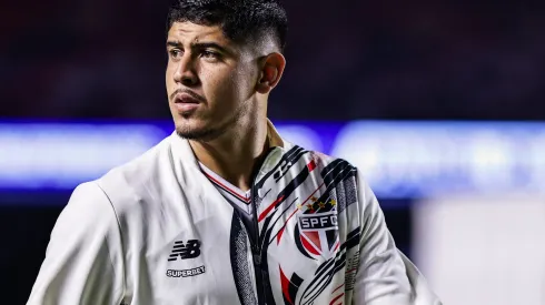 SP – SAO PAULO – 17/05/2025 – BRASILEIRO A 2025, SAO PAULO X GREMIO – Alan Franco jogador do Sao Paulo durante entrada em campo para partida contra o Gremio no estadio Morumbi pelo campeonato Brasileiro A 2025. Foto: Fabio Giannelli/AGIF