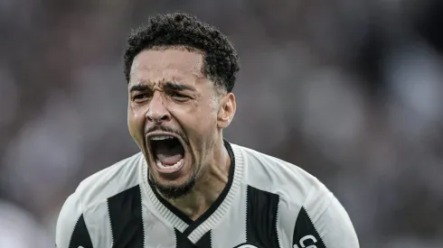 RJ – RIO DE JANEIRO – 08/12/2024 – BRASILEIRO A 2024, BOTAFOGO X SAO PAULO – Gregore jogador do Botafogo comemora seu gol durante partida contra o Sao Paulo no estadio Engenhao pelo campeonato Brasileiro A 2024.