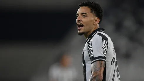 Gregore pode deixar o Botafogo nesta janela de transferências – Foto: Thiago Ribeiro/AGIF