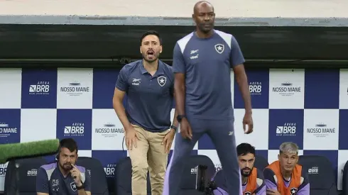 Caçapa no comando do Botafogo, com Davide Ancelotti ao fundo. Foto: Vitor Silva/Botafogo