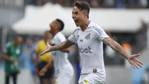 SANTOS, BRAZIL – APRIL 24: Vinicius Zanocelo of Santos celebrates after scoring the second goal of his team during the match between Santos and América MG as part of Brasileirao Series A 2022 at Urbano Caldeira Stadium (Vila Belmiro) on April 24, 2022 in Santos, Brazil. (Photo by Ricardo Moreira/Getty Images)