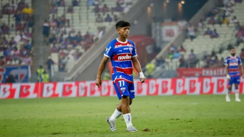 CE – FORTALEZA – 17/07/2024 – BRASILEIRO A 2024, FORTALEZA X VITORIA – Kervin Andrade jogador do Fortaleza durante partida contra o Vitoria no estadio Arena Castelao pelo campeonato Brasileiro A 2024. Foto: Baggio Rodrigues/AGIF