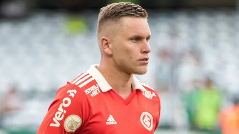 PR – Curitiba – 23/10/2022 – BRASILEIRO A 2022, CORITIBA X INTERNACIONAL – Alemao jogador do Internacional durante execucao do hino nacional antes da partida contra o Coritiba no estadio Couto Pereira pelo campeonato Brasileiro A 2022. Foto: Robson Mafra/AGIF