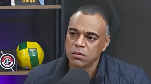 Denílson durante o Charla Podcast. Foto: Reprodução/YouTube.