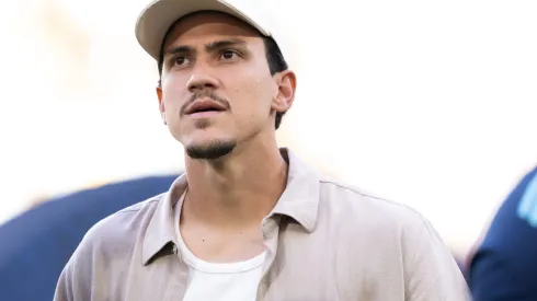 RJ – RIO DE JANEIRO – 12/07/2025 – BRASILEIRO A 2025, FLAMENGO X SAO PAULO – Pedro jogador do Flamengo antes da partida contra o Sao Paulo no estadio Maracana pelo campeonato Brasileiro A 2025.