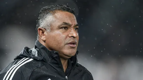 Roger Machado acompanhando a equipe do Internacional – Foto: Thiago Ribeiro/AGIF