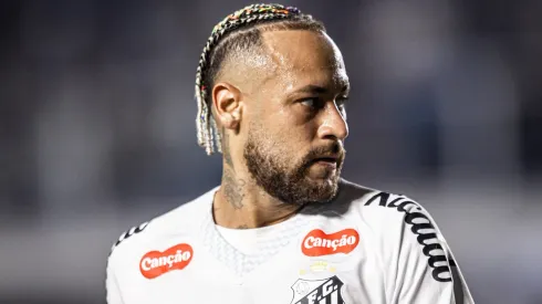 Neymar compra briga de Danilo com torcida do Santos