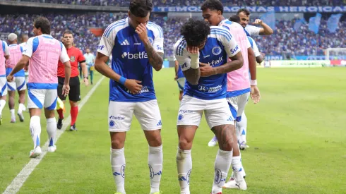 MG – BELO HORIZONTE – 20/07/2025 – BRASILEIRO A 2025, CRUZEIRO X JUVENTUDE – Gabriel Barbosa Gabigol jogador do Cruzeiro comemora seu gol com Kaio Jorge jogador da sua equipe durante partida contra o Juventude no estadio Mineirao pelo campeonato Brasileiro A 2025. Foto: Gilson Lobo/AGIF