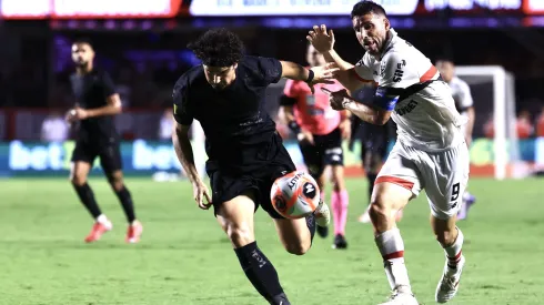 SP – SAO PAULO – 26/01/2025 – PAULISTA 2025, SAO PAULO X CORINTHIANS – jogador do Sao Paulo disputa lance com jogador do Corinthians durante partida no estadio Morumbi pelo campeonato Paulista 2025. Foto: Marcello Zambrana/AGIF