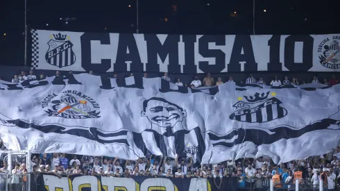 Torcida do Santos exige seriedade contra o Mirassol pelo Brasileirão. Foto: Reinaldo Campos/AGIF