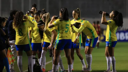 QUITO, ECUADOR – JULY 13: Players of Brazil hydrate during a cooling break in the CONMEBOL Copa America Femenina 2025 match between Brazil and Venezuela at Estadio Gonzalo Pozo Ripalda on July 13, 2025 in Quito, Ecuador. (Photo by Franklin Jacome/Getty Images)