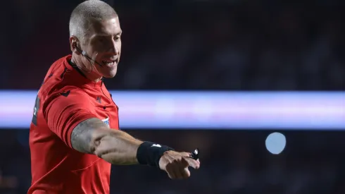 SP – SAO PAULO – 19/07/2025 – BRASILEIRO A 2025, SAO PAULO X CORINTHIANS – O arbitro Anderson Daronco durante partida entre Sao Paulo e Corinthians no estadio Morumbi pelo campeonato Brasileiro A 2025. Foto: Marcello Zambrana/AGIF
