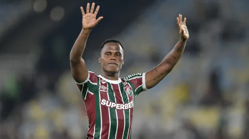 Jhon Arias se despedindo do Fluminense no Maracanã – Foto: Thiago Ribeiro/AGIF